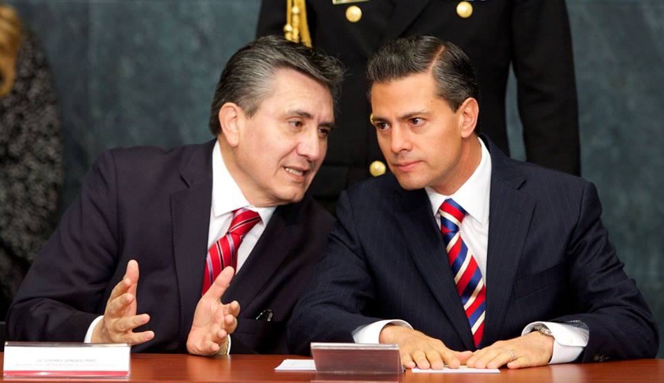 El titular de la CNDH, Luis Raúl González Pérez, con el Presidente Enrique Peña Nieto
