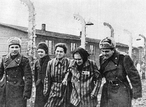 Soldados soviéticos auxilian a los prisioneros de Aufschwitz