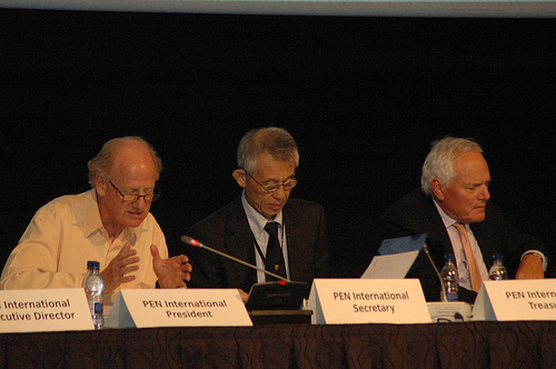 Hori Takeaki (centro), secretario internacional de PEN