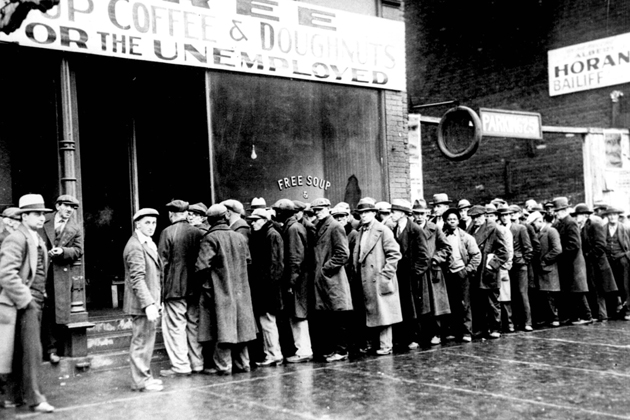 Desempleados hacen fila en una cocina pública en Nueva York, durante la Gran Depresión