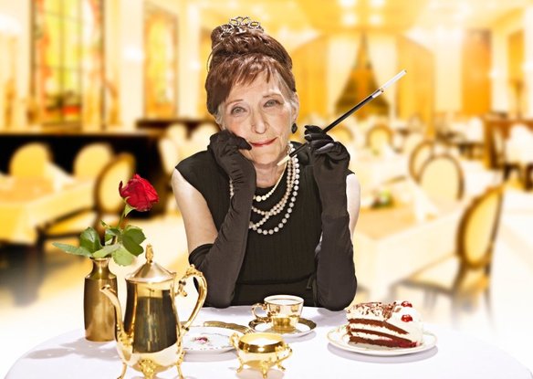 Marianne  recrea, a sus 86 años, a la inolvidable Audrey Hepburn durante su  Desayuno en Tiffany’s .