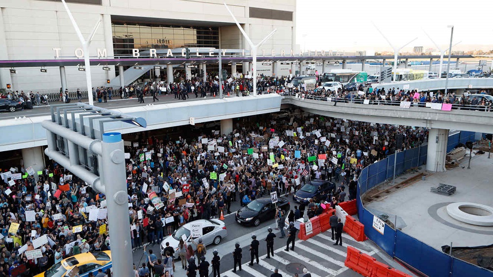 Trump ordena detener a un mexicano en el aeropuerto de Los Ángeles