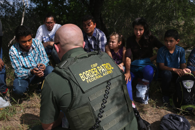 Trato infame a los deportados mexicanos les aplica Trump