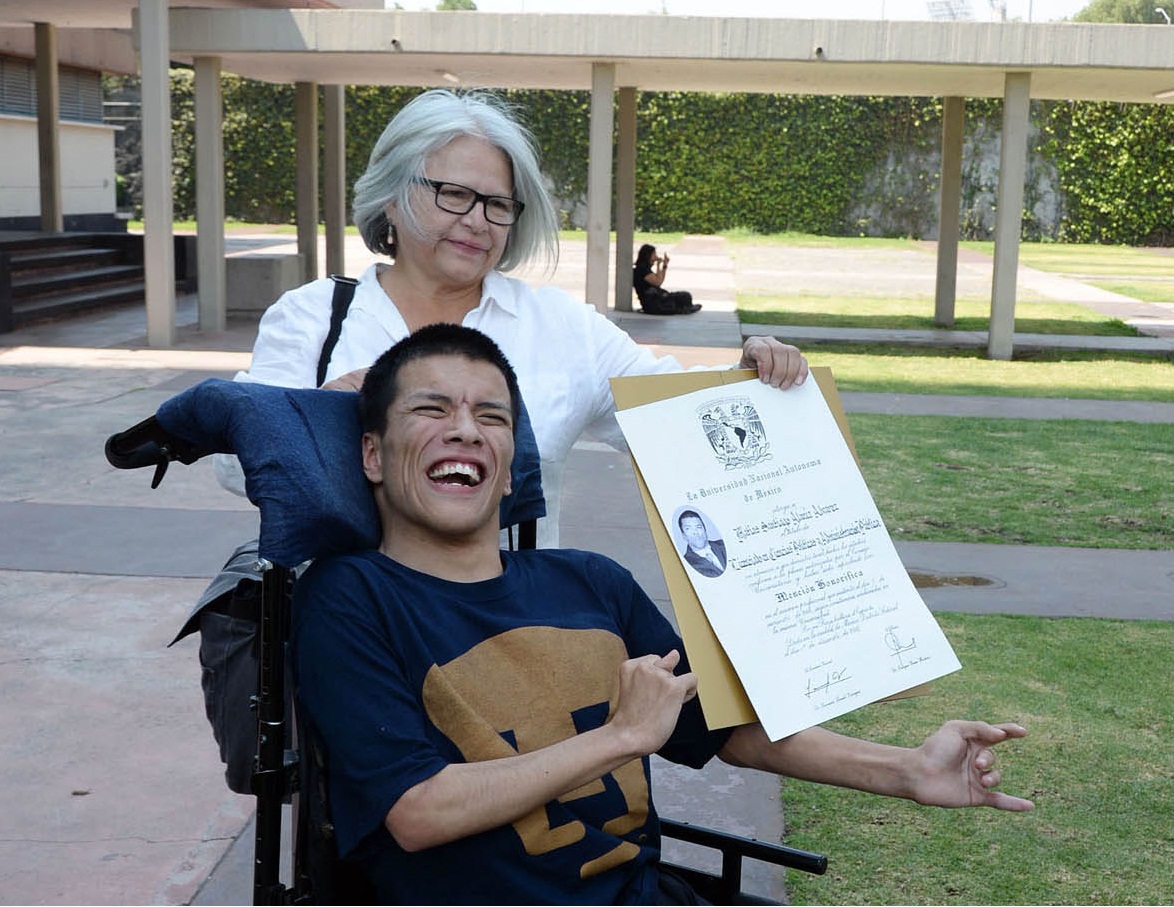 Matías, el estudiante con parálisis cerebral que se tituló en la UNAM