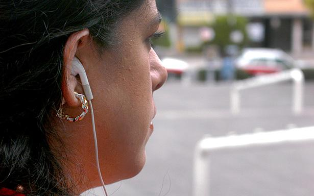 Ocasiona pérdida auditiva prematura el uso del audífono