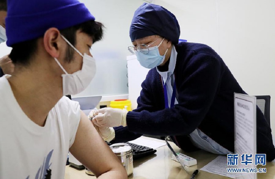 A personas de alto riesgo aplican en China nueve millones de vacunas